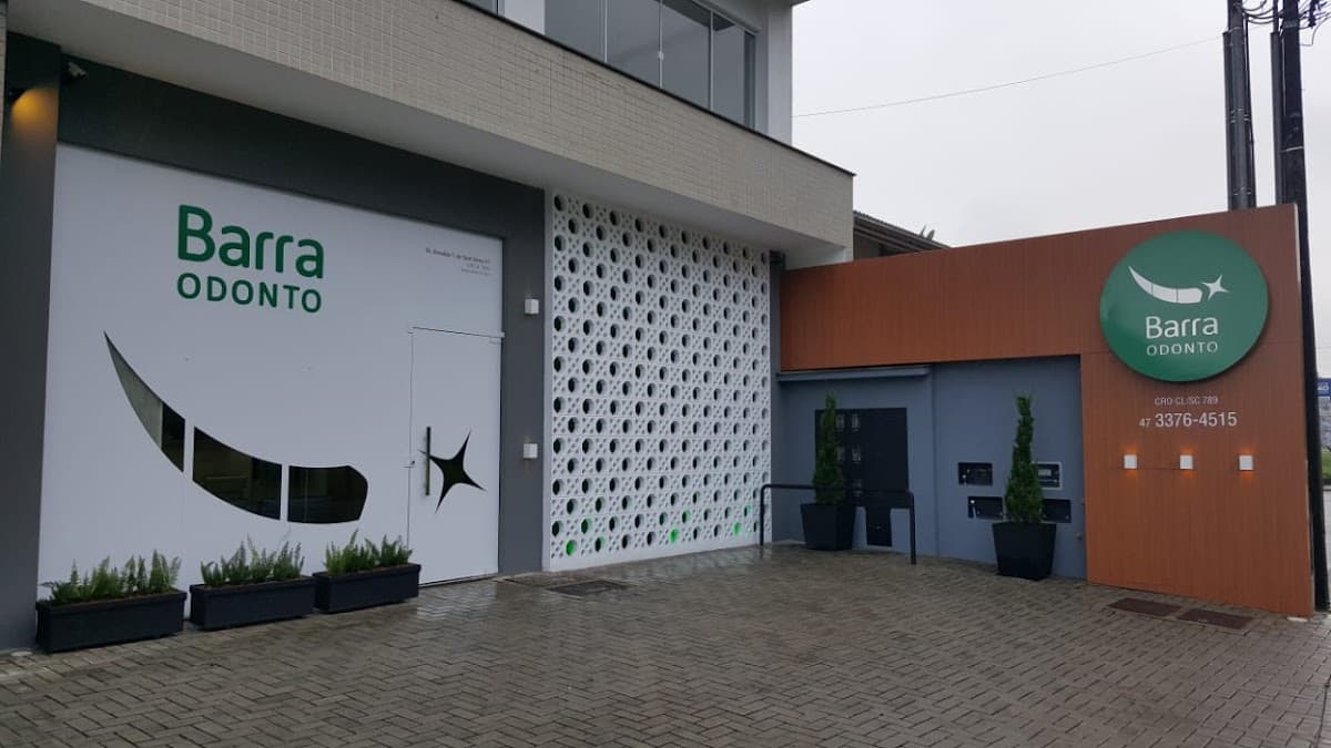 Visão externa da clínica odontológica com design moderno.