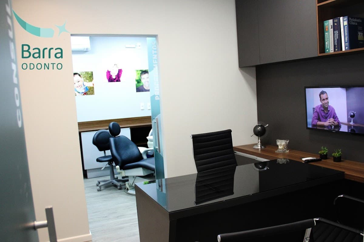 Paciente sorrindo após tratamento na Barraodonto