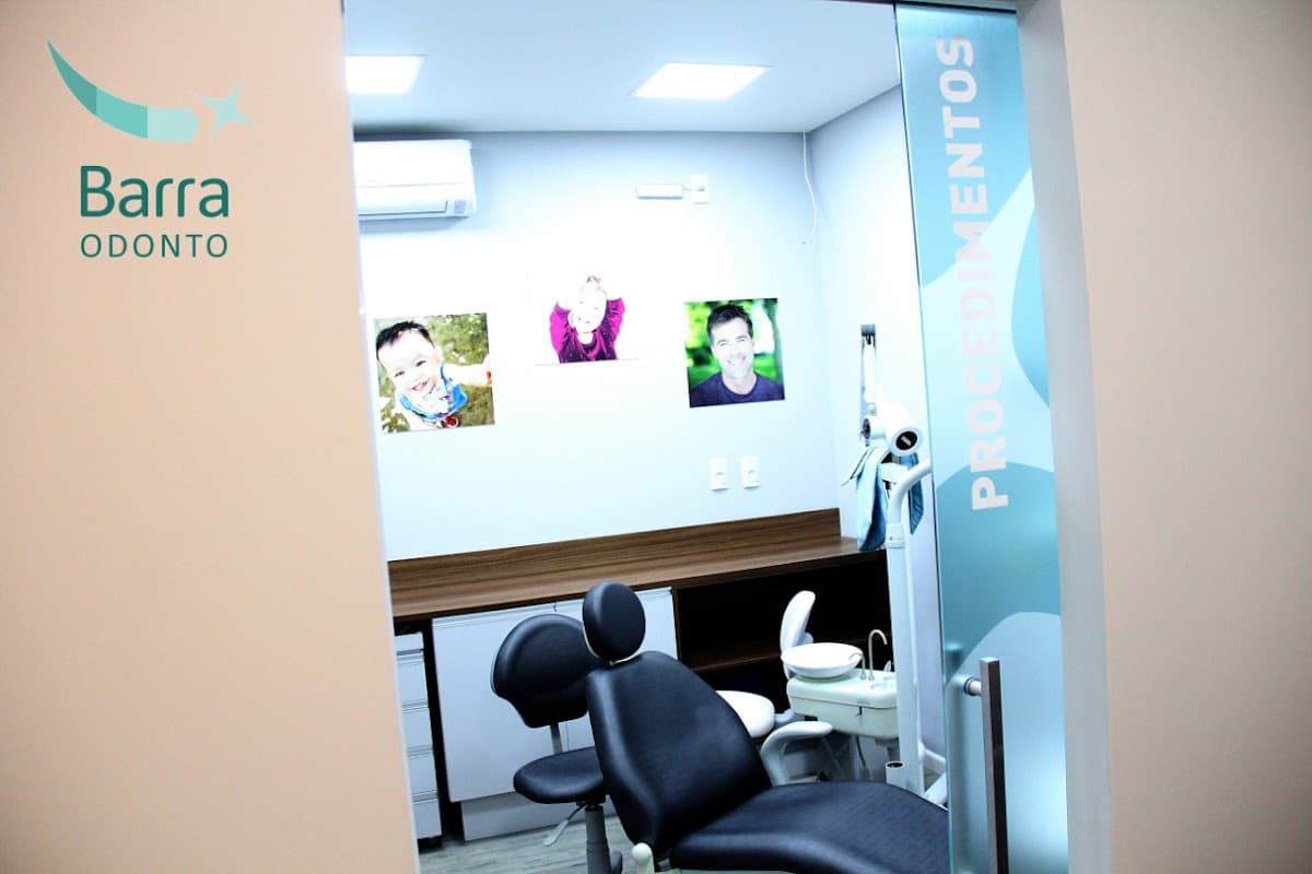 Consultório com equipamentos e fotos decorativas.