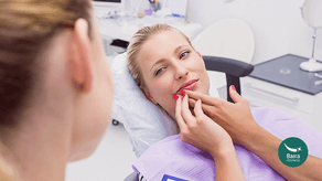 Paciente em atendimento odontológico, luz adequada e foco razoável.